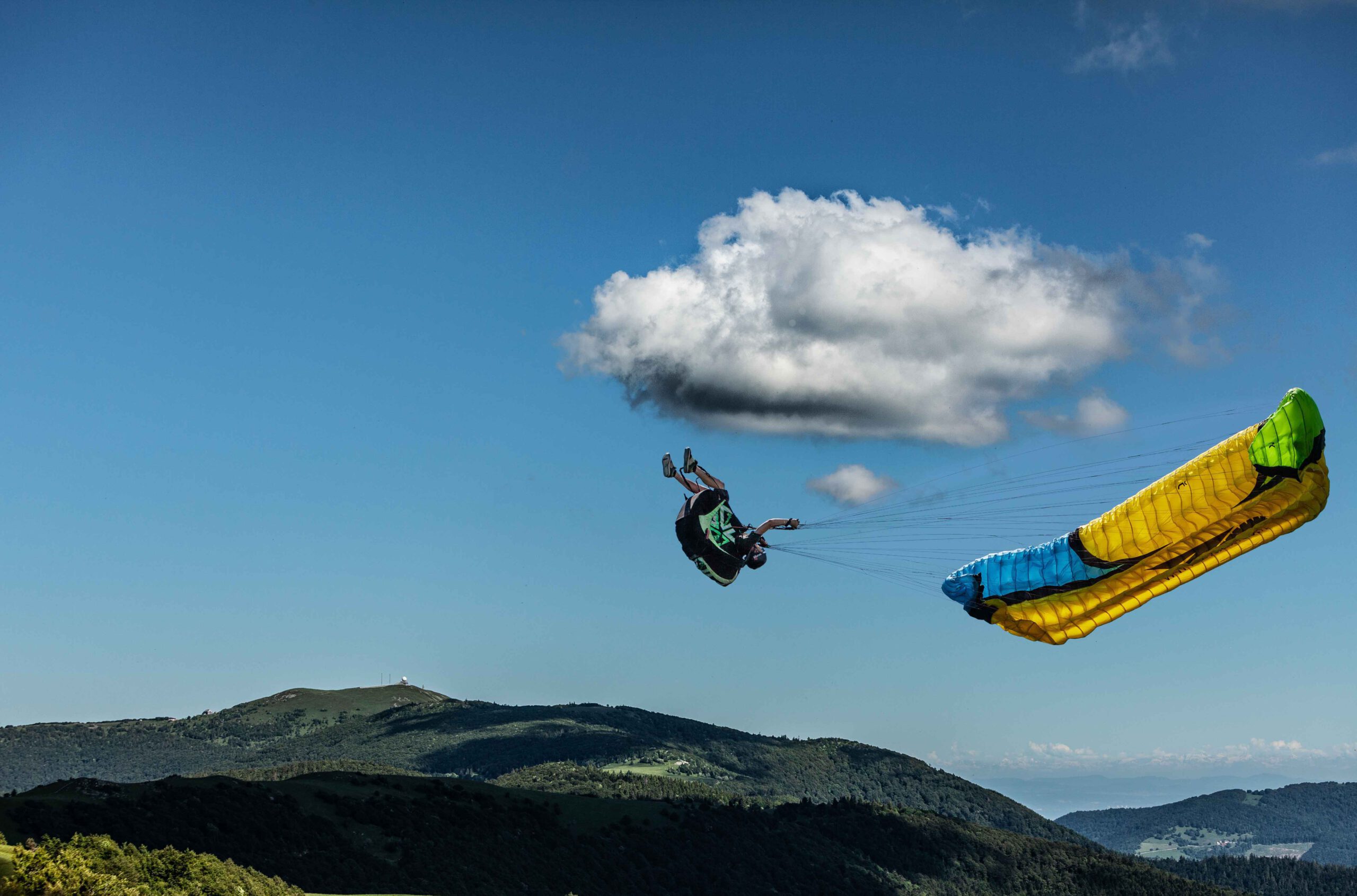 photo d'un pilote de parapente pendant un décro dynamique Météo et balises parapente parapente biplace Vosges et Alsace bapteme de l'air vosges