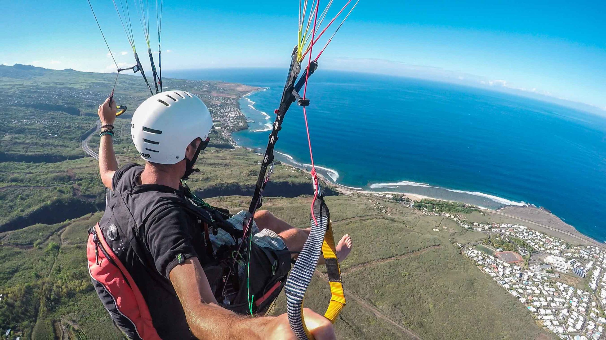 Vol en parapente biplace au-dessus de l’océan et des montagnes de la Réunion