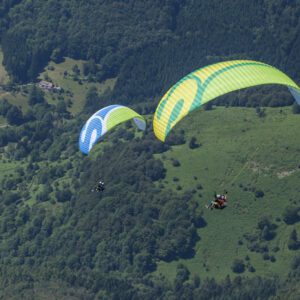Deux parapentes biplace en vol synchronisé au-dessus des forêts vosgiennes – vol duo Parapente Alsace Vosges