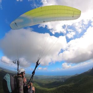 Parapente biplace en vol longue durée entre montagne et nuages dans les Vosges – expérience aérienne Parapente Alsace