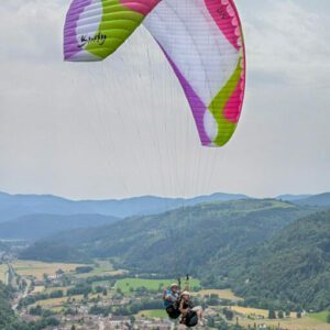 voile de parapente biplace avec Yassine et une passagère au dessus de Oderen découverte Parapente Alsace Vosges