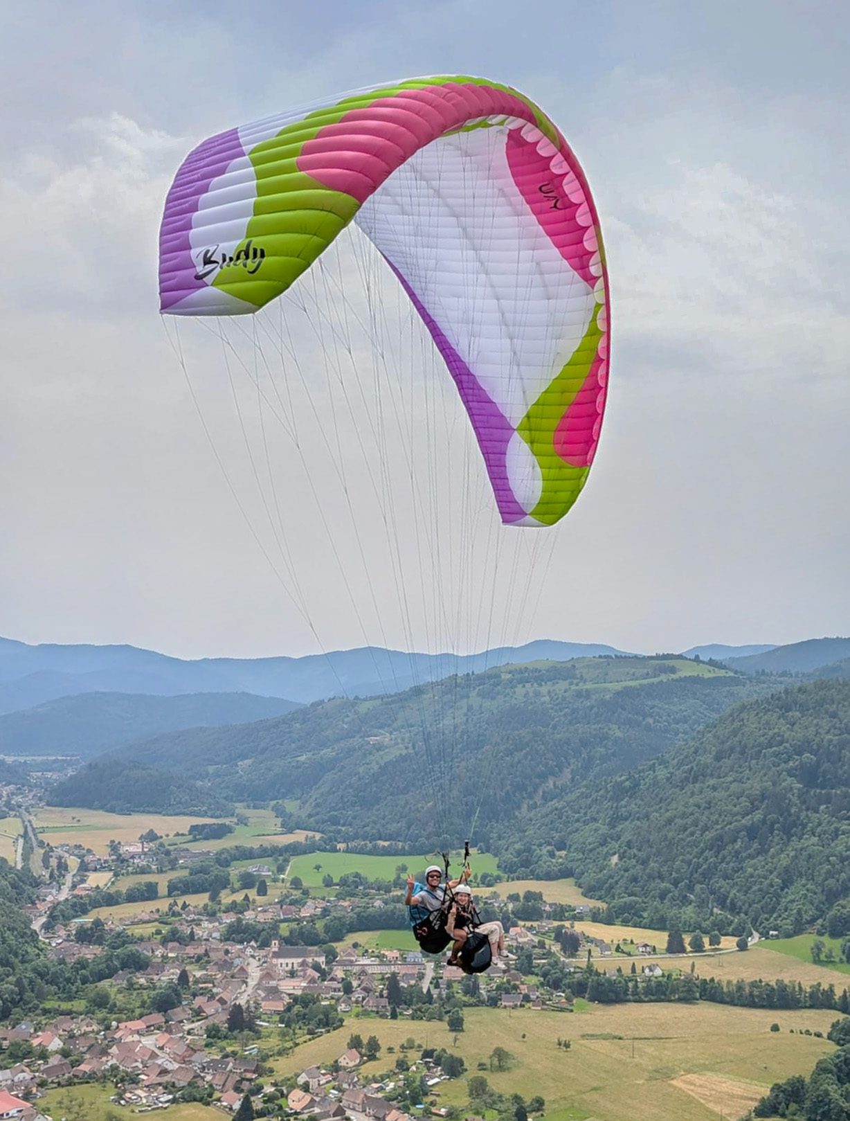 Vol en parapente biplace au-dessus d’Oderen avec Yassine et une passagère – Baptême découverte Parapente Alsace Vosges