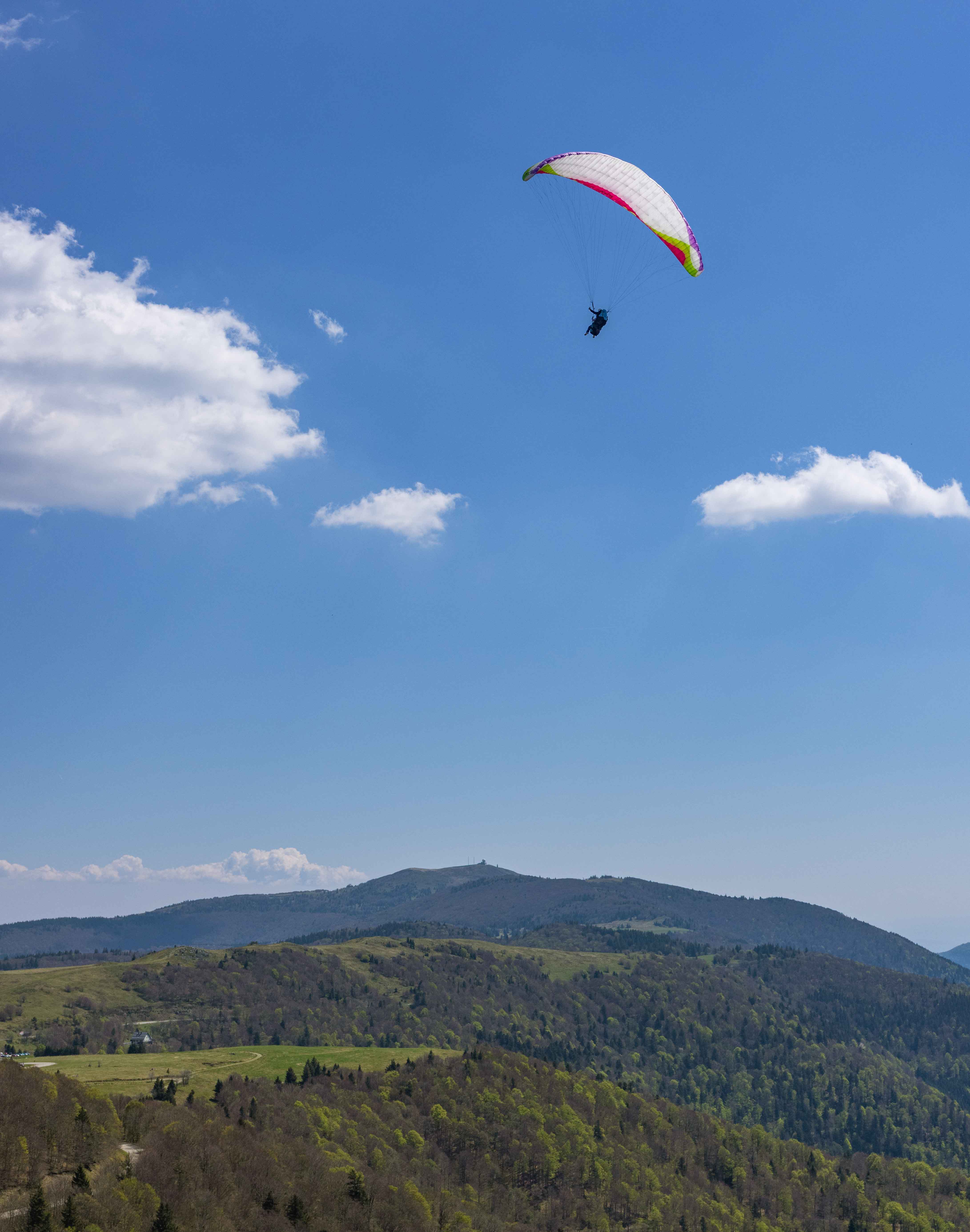 Parapente biplace au-dessus des montagnes des Vosges, avec ciel bleu en Alsace bapteme-en-parapente-dans-le-massif-des-vosges-pres-de-mulhouse-dans-le-haut-rhin-68