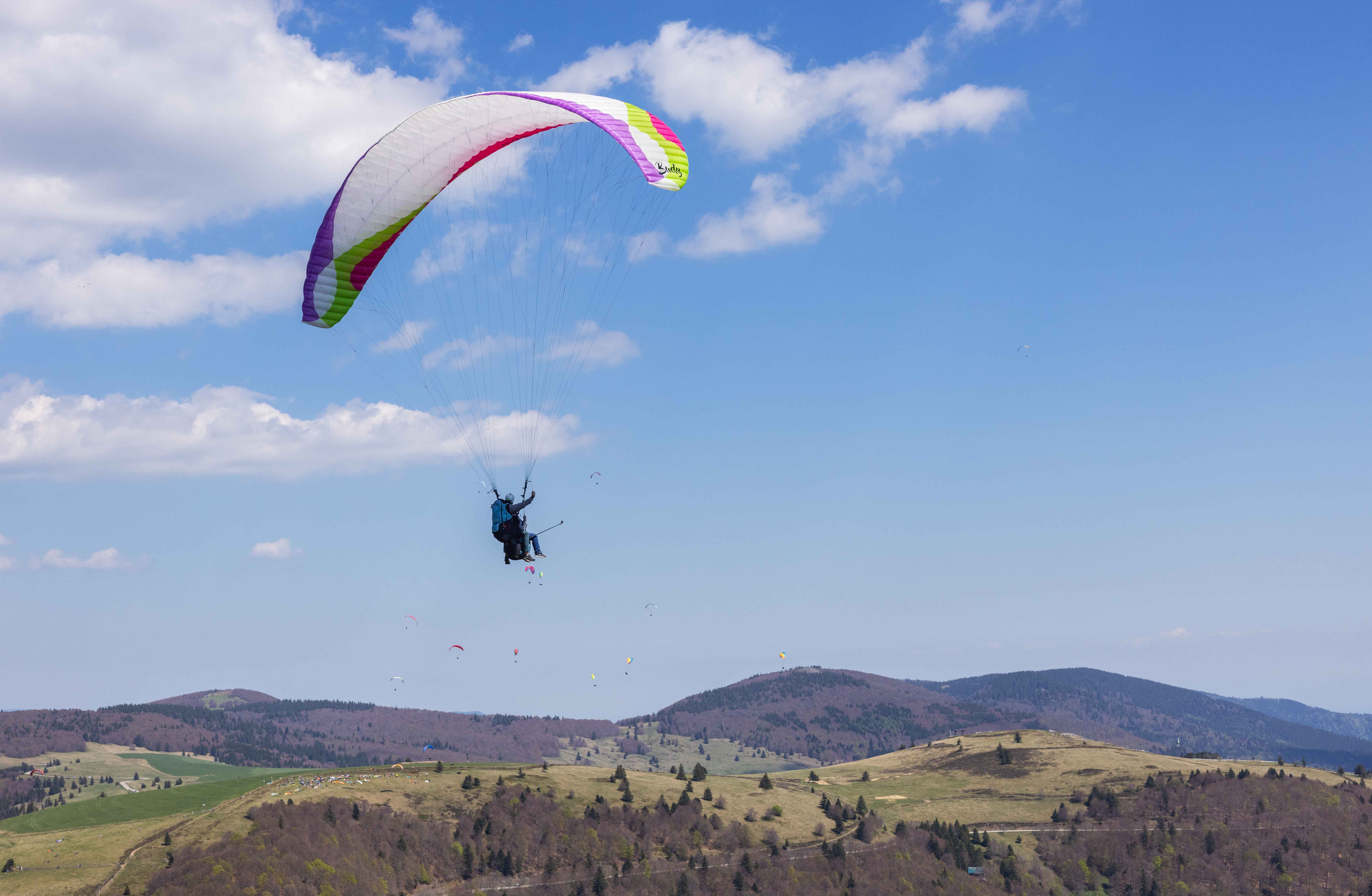 Vol biplace en parapente au-dessus du Treh, dans les Vosges en Alsace, par ciel dégagé parapente biplace Vosges et Alsace
