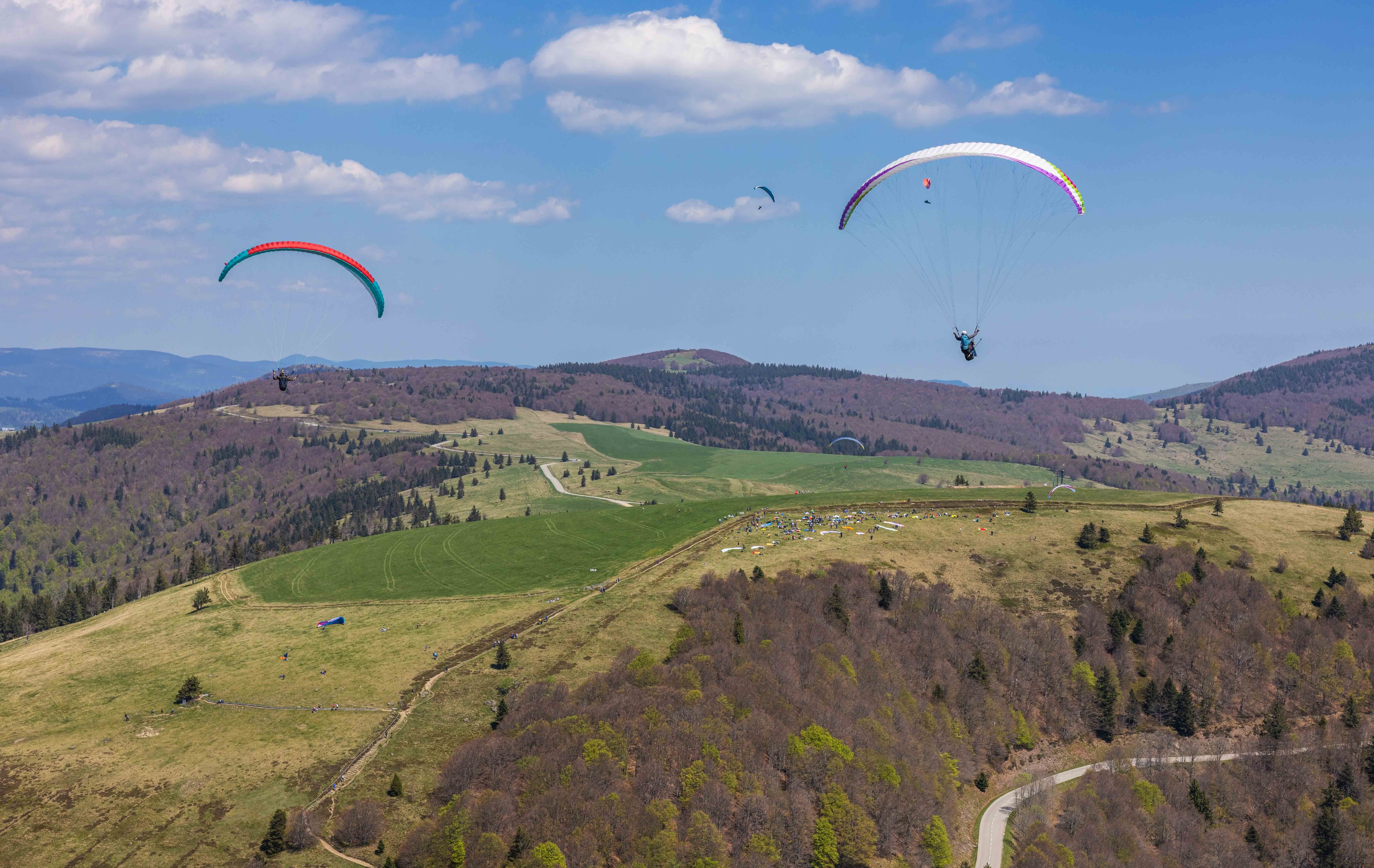 Vol biplace parapente au-dessus du Treh, avec vue panoramique sur les crêtes vosgiennes